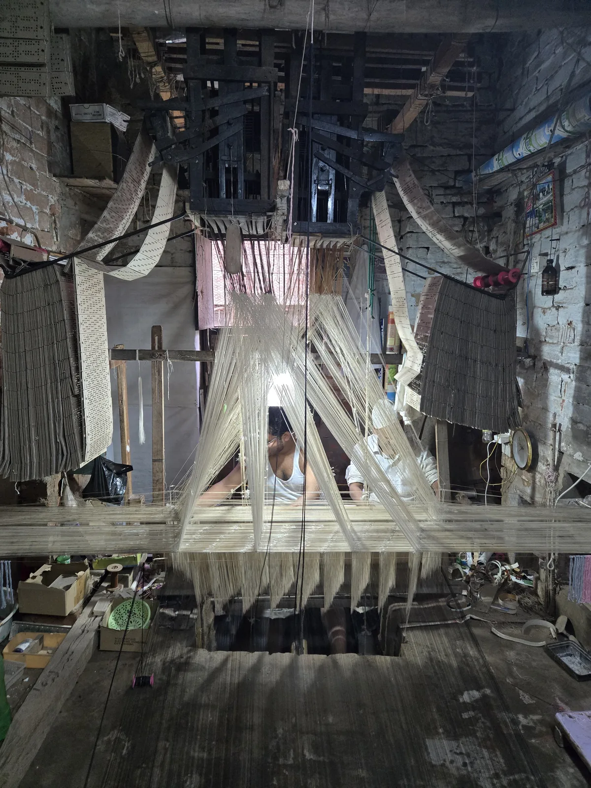 Traditional Banarasi handloom workshop supplying Choubey Silk in Varanasi